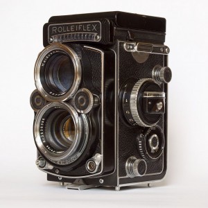 1024px-Rolleiflex_f2-8-F